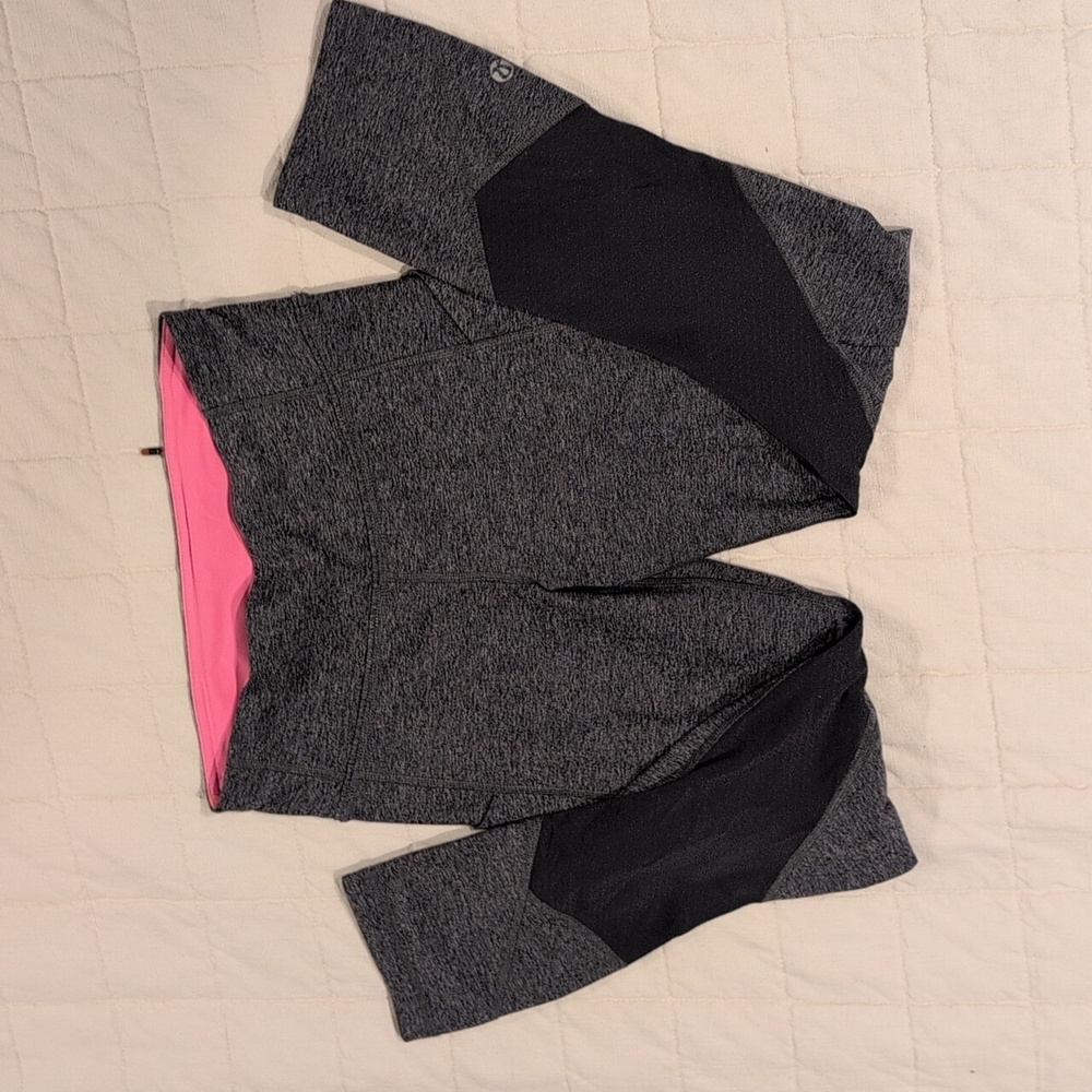 Lululemon Cropped Leggings In Grey With Mesh Panels Size 4 - Picture 2 of 5